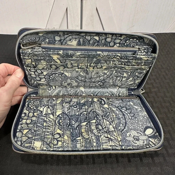 Sakroots Artist Circle Zip Around Wallet in Desert Spirit Blue - Picture 5 of 14